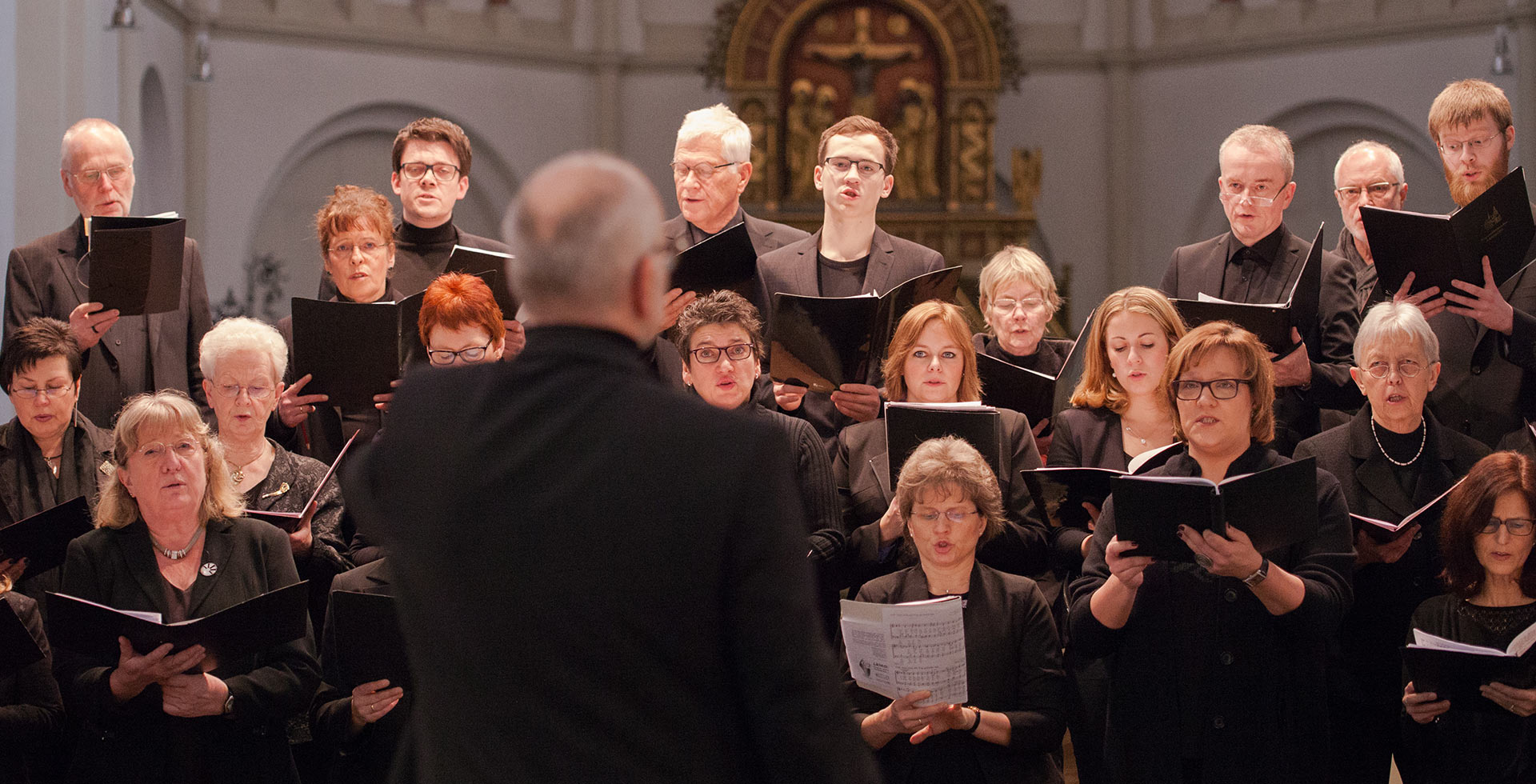 gruppenbild-in_kirche_mit_hartwig